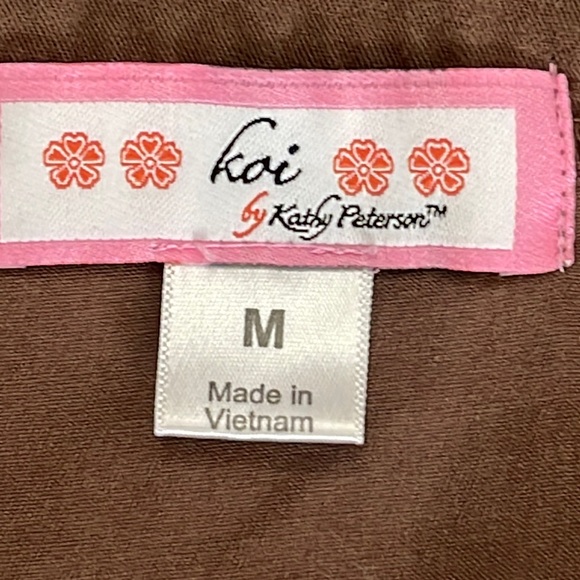💰3 items for $25 🏷 Koi by Kathy Peterson Justine Brown Scrub Top sz Medium - Picture 7 of 10